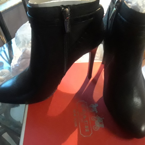 disigner boots and sandles - Picture 4 of 6